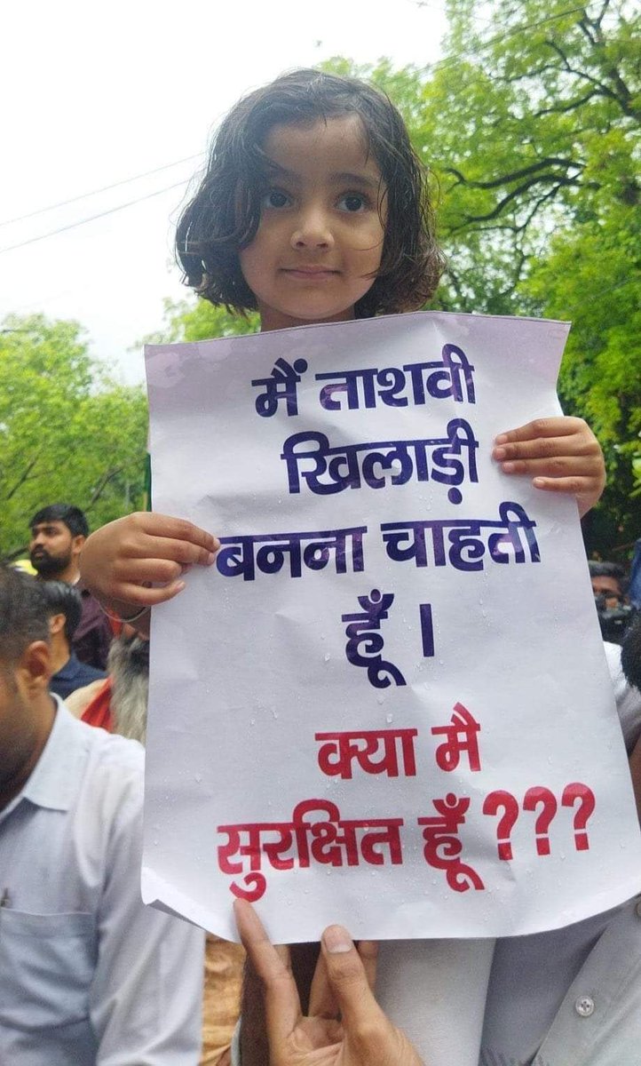 नहीं देखा हमने द्रोपदी का चीरहरण, 
हमने दिल्ली पुलिस का कुत्सित कर्म देखा है।

नहीं देखा हमने दुर्योधन का घमण्ड,
हमने बृजभुषण का अहंकार देखा है।

नहीं देखा हमने भीष्म, द्रोण, विदुर की लाचारी,
हमने राजनाथ, गडकरी जैसों की बेचारगी देखी है।

#BrijBhushanSharanSingh
#modi_Go_back