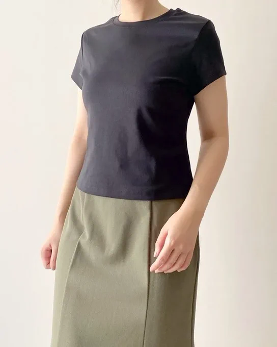 【ユニクロ】上半身がスッキリ見えて嬉しい〜!夏コーデでガンガン着回せる「優秀トップス」790円に値下げ中です!   ユニクロの「ミニT(半袖)」が今ならセール価格で買えちゃいます!シンプルなデザインで着回し力バツグン。体型をすっきり見せてくれる優秀アイテムです◎
