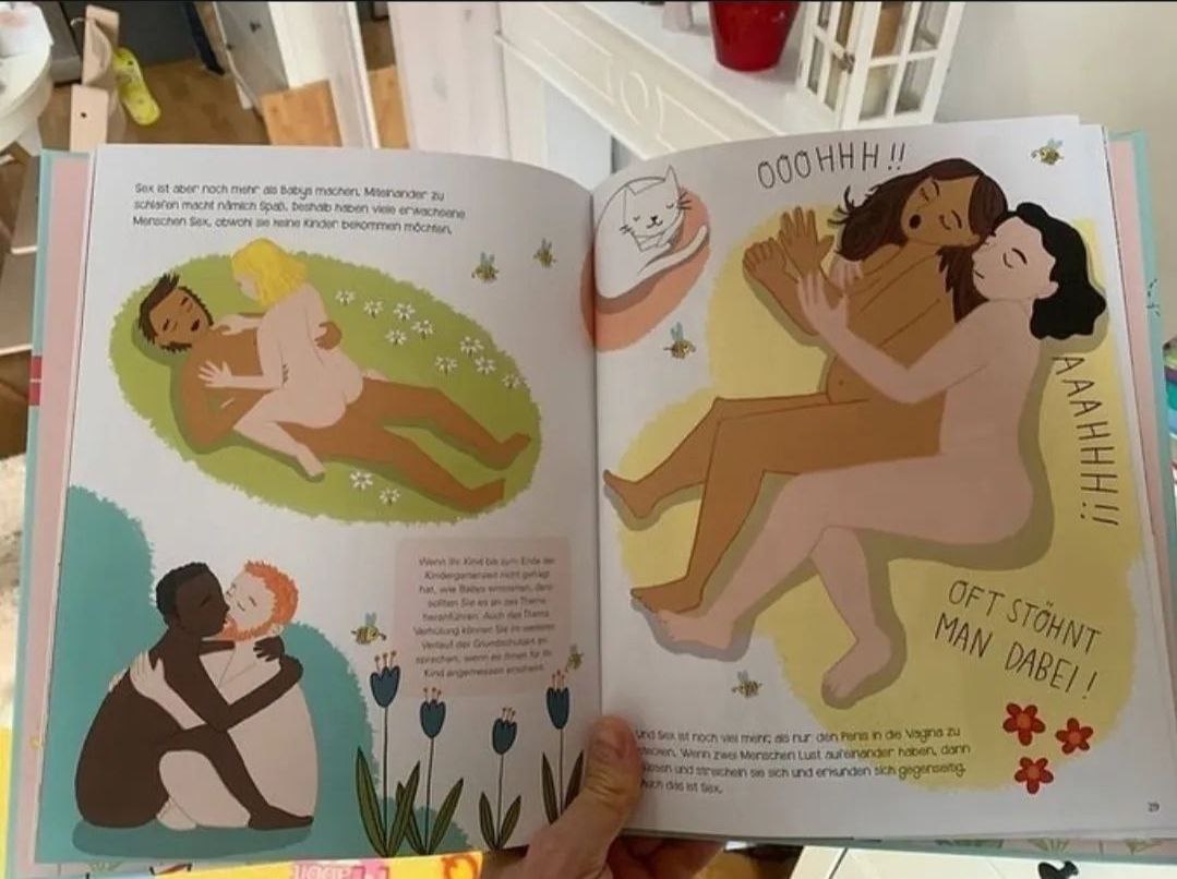 ierathel4's tweet photo. @M4rcy4_S43z @Caplevi1234 Esto te parece correcto que enseñen a niños pequeños? Esto es poner en riesgo a niños que aun no saben lo bueno o malo. Gente estupida que aprueba esto bizarro. https://t.co/iJ0yoZUz4V