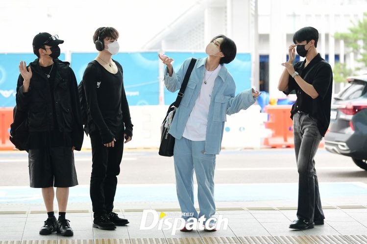 hourlyweboy's tweet photo. 📸🛫[31052023] #WEBOY Abrar @bruigadir, Ojil @gemwes, Degaf @heezseung, Vjong, Danik @TAJ99YUNHO, Verian @jakenhap as SEVENTEEN arrived at airport to be a Guest Star at Wedding of Mr. Jeremy @jemmynskuy  &amp; Mr. Arshaka @lonjjwin today at 19.00 PM on @EOGLLEEDEA ⁘ 

#҉젬준Wedding https://t.co/HDjr2dJAAO