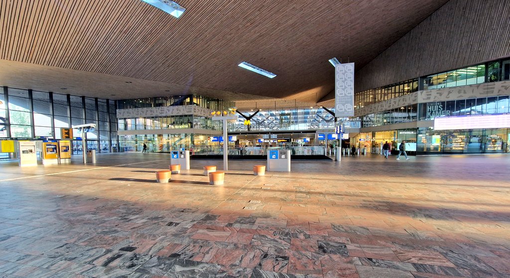 maikelcoomans85's tweet photo. De gezelligheid straalt er vanaf vind je niet? @College010 @NS_online #rotterdam @ProRail @RTV_Rijnmond Bankjes mochten niet meer vanwege zwervers die er gebruik van maakten..nu zijn het koude betonnen poefjes.... #poef #weg #gezelligheid https://t.co/qf4ekcUnJT