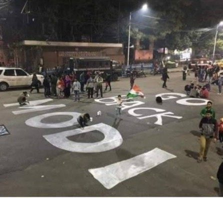 इनको ना जलता मणिपुर दिखता है
ना रोती बेटिया दिखायी देती है 
ना जवानों का खून दिखायी देता है 
ऐसे तानाशाहों का स्वागत ऐसे ही किया जाना चाहिए #modi_Go_back