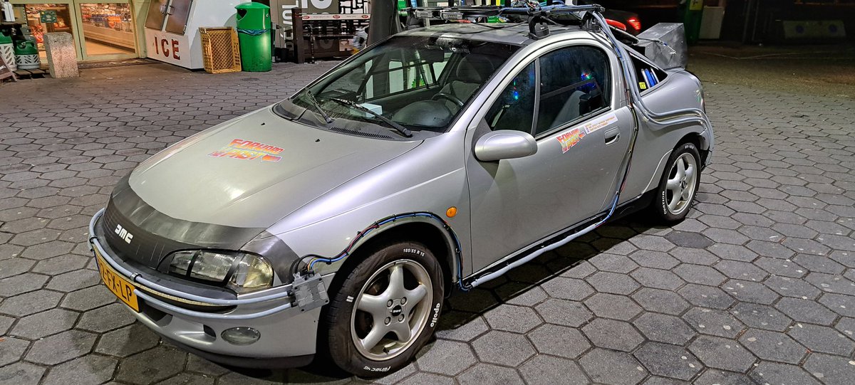 sneeuwmanmanman's tweet photo. @BNRpetrolheads Gisteren is het er dan toch van gekomen. De officiële BNR petrolheadssticker zit op het kontje van onze Tigra Timemachine. Een waardige plek volgens ons. #carbagerun #komjoenittie https://t.co/w50MKY4MJf