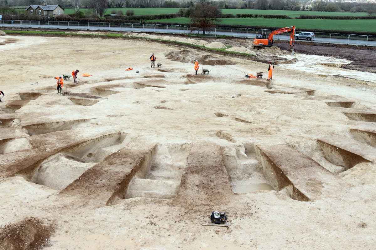 We've got some proper old-fashioned, heart-stopping, jaw-dropping #archaeology! Steve and his team are out at Netherhampton, #Wiltshire, where they've revealed yet more of the county's incredible #prehistoric burial landscape... (1/3 – definitely a thread!)