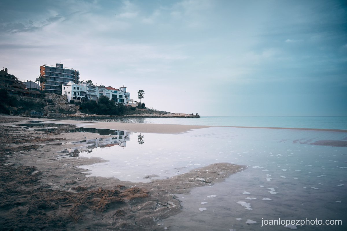 Natural symmetry

📸 Fujifilm X-T4

📷 Fujinon XF 16-55mm F2.8 R LM WR

⚙️ Distance 16.0 mm - ISO 160 - f/4.0 - Shutter 1/320

#altafulla #tarragones #sea #seascape #seaside #landscape #landscapephotography #clouds #cloudscape #reflection #beach #sand #skyline #horizon #puddles…