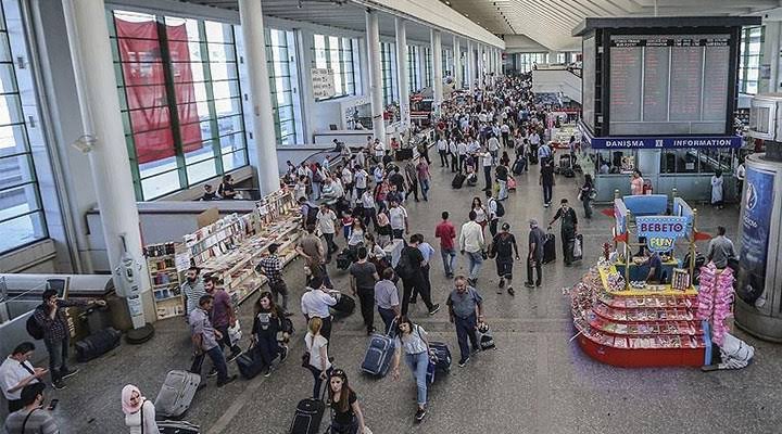 Ankara garı AŞTİ, şempanze gibi yürüyen ve Türkçe bilmeyen insanlarla doluydu. Bir otobüse binene kadar küpeme zincirime öküz gibi bakıp arapça laf atan 50 tane mülteciyle karşılaşmışımdır heralde. Erkek olarak bunları yaşıyorsam kadınları düşünemiyorum bile. Türkiye yüzyılı 🥰🥰