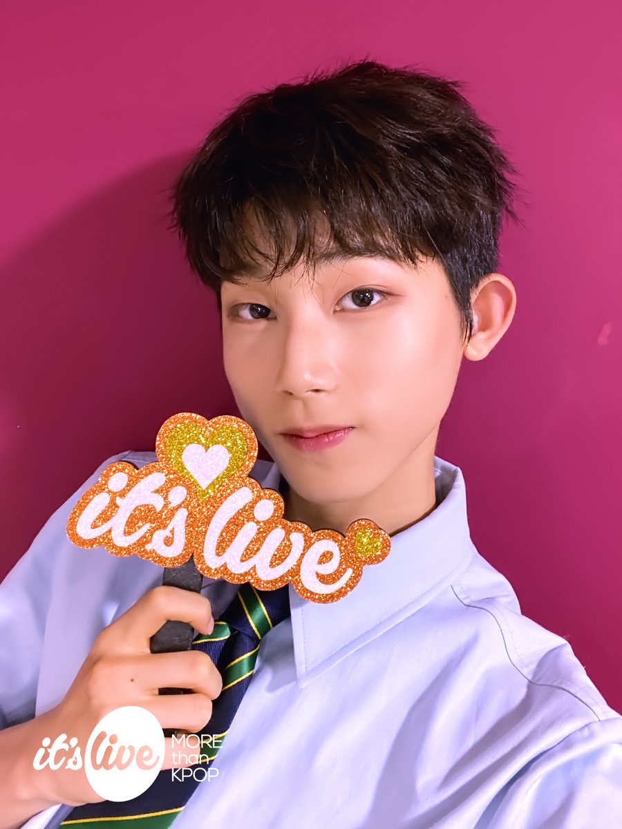 #더윈드 의 #잇츠라이브 가 잠시 후 5시에 시작됩니다!📸
유튜브 it's Live 채널에서 최초공개로 만나보세요!
‘#ISLAND’ 밴드 라이브 보면서 실시간 채팅 같이 달려요💙

#The_Wind - ISLAND (Band Ver.)
Premieres on Youtube 'it's Live' Channel at 5PM KST TODAY!
