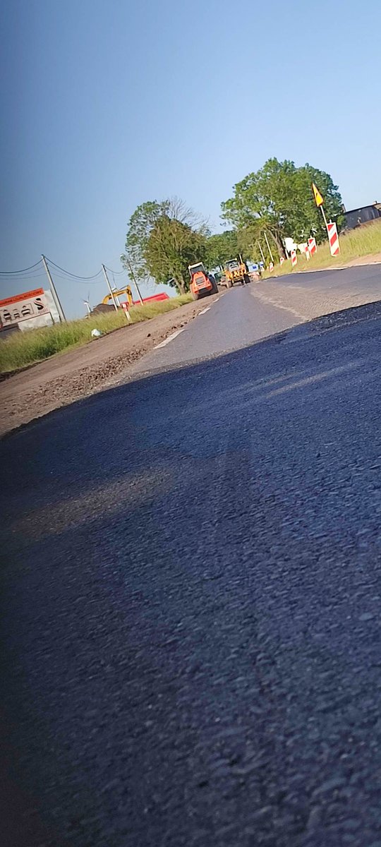 Ręczne kierowanie ruchem na drodze wojewódzkiej
DW307 Buk-Wojnowice
Wprowadzone wahadło, utrudnienia w ruchu drogowym dla kierowców