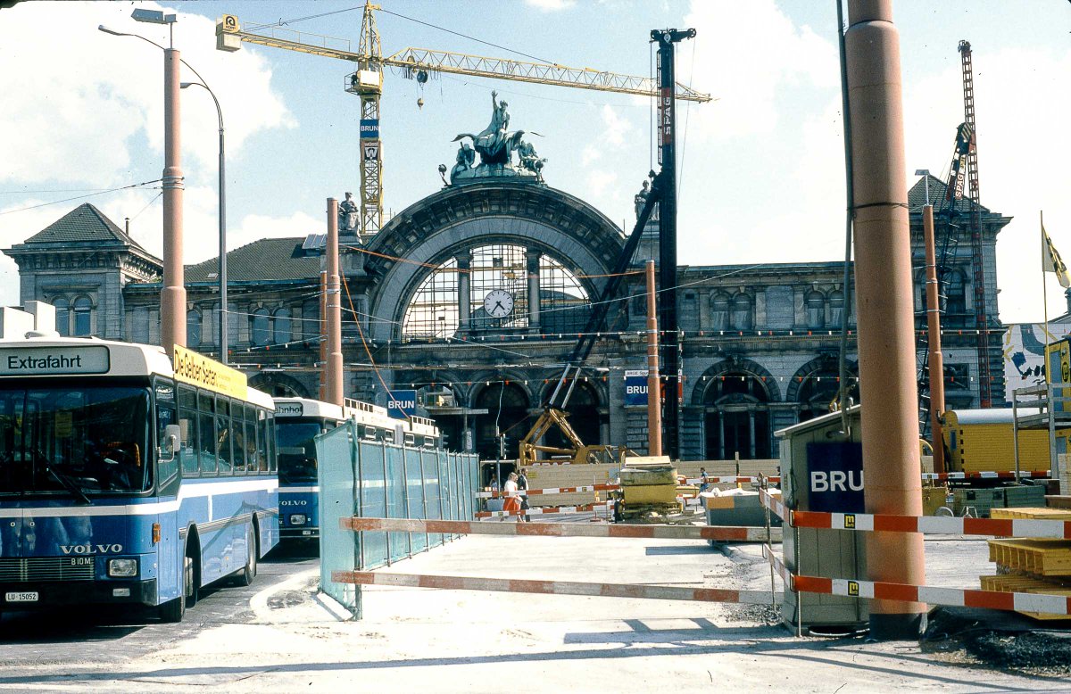 Luzerner_ch's tweet photo. Wie alt ist die Idee des #Durchgangsbahnhofes in Tieflage (#Tiefbahnhof) in Luzern? Ein Blick in die Abstimmungsunterlagen von 1981 mit Details zum Bahnhof-Hotel, die Taxihalle und ein Busstandorte an der Bahnhofstrasse, der nicht realisierbar war.
https://t.co/fKY79fsZAB https://t.co/NR25xaesJX