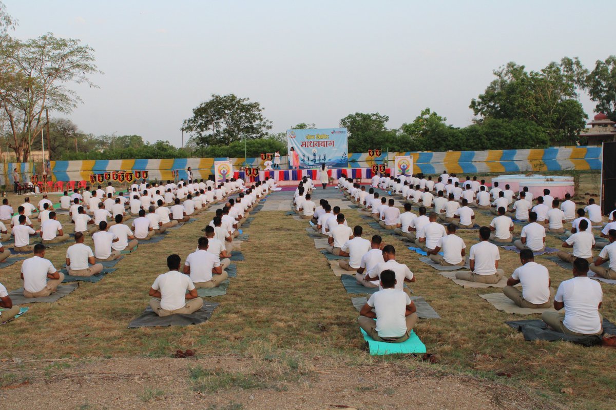 BSF_CSWT's tweet photo. Yoga day 2023 In the series of 9th International Yoga Day preparation #CSWT BSF Indore organised 3 days yoga camp for strengthening heart from 29 to 31 May in association with Madhav Bagh.
@BSF_India 
@BSFACYTEKANPUR 
@BSF_STC_Indore https://t.co/3UIsjRxemA