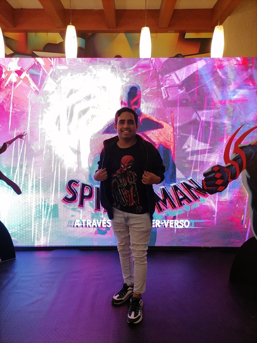 SamuelHurtadoC4's tweet photo. Dios mio que película. Definitivamente un hito para la animación, #SpiderManAcrossTheSpiderVerse tiene toneladas de corazón, humor y emoción. Lo que se viene para la tercera parte será épico. Miles Morales y Gwen Stacy la rompen. https://t.co/HcywKYqGzy