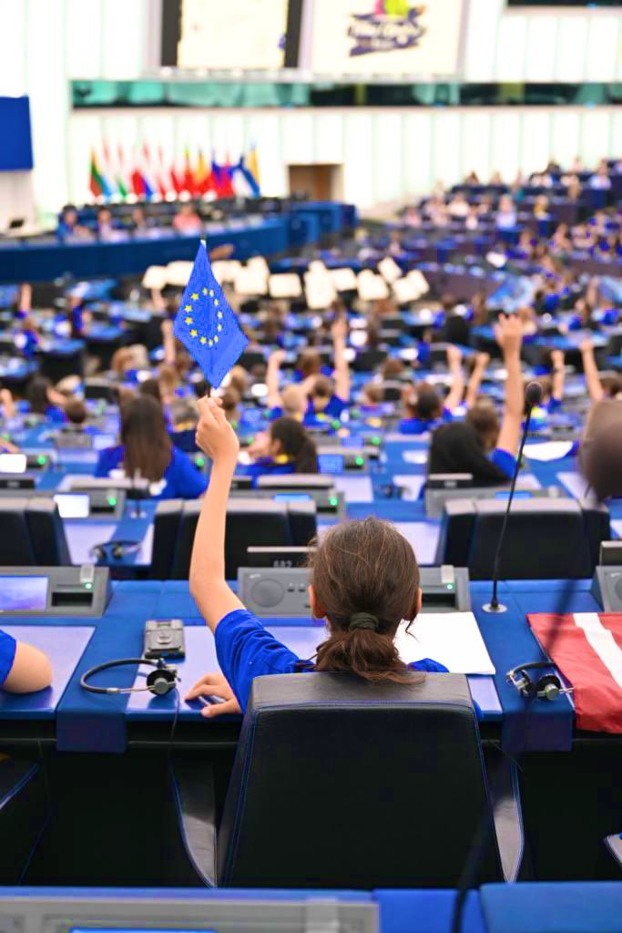 gallisse's tweet photo. 🇪🇺 Fêtons l’Europe 🎶

Ils étaient 1200, venus des 4 coins du continent. 
Ils se sont rencontrés. 
Ils ont chanté. 
Ils ont fait vibrer le @PEStrasbourg pour ses 70 ans.
Ce sont eux les citoyens européens de demain.

👉🏻https://t.co/Rio5e0uUs3 https://t.co/dJjfVZFlDw