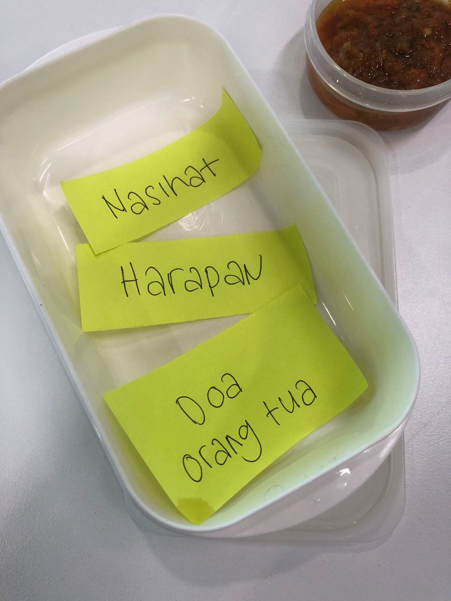 Serius kalo ada org tua yg ngebekelin anaknya begini

Pengetahuan ttg gizi anak &amp; pertumbuhan ngerti kaga, sih?