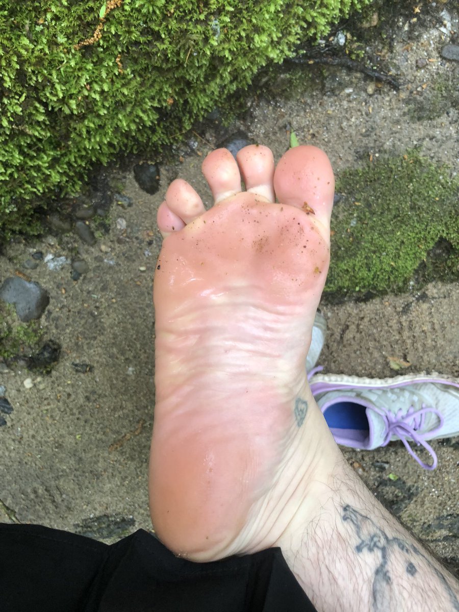 xd666vil's tweet photo. #toes #toebeantuesday #footwrinkles #footflex #toespread #dirtyfeet #feetworshi̇p #bratworship #femdom #loser #paypiggie #footbitch #pathetic #silentsend https://t.co/tCczExau1N