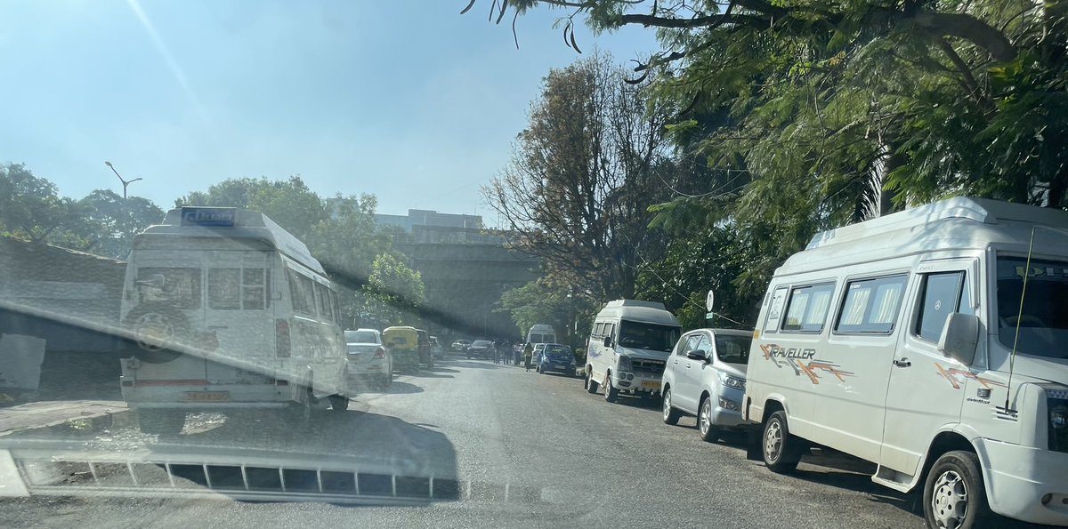 SpringSparrow9's tweet photo. @DCPTrEastBCP 🙏🏻get our Road No-10, whitefield, cleared of double parking taxi menace ! After ds road came under @mahadevapuratrf, has become unsafe &amp; unmanageable 2 drive. Patrolling missing, even when they come, thy hav free food &amp; disappear! @CPBlr @NammaWhitefield @WFRising https://t.co/JMG0z26aTm