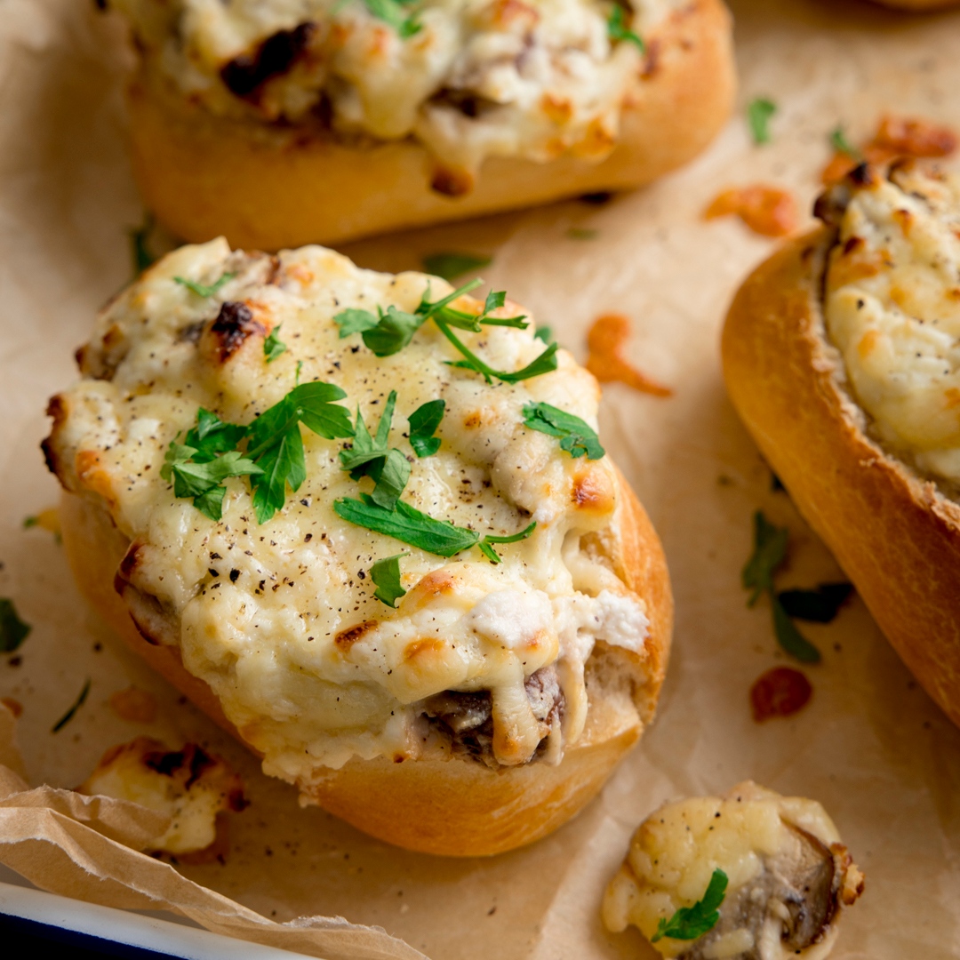 These Creamy Garlic & Mushroom Stuffed Bread Rolls have delicious creamy garlic cheesiness stuffed into petit pans & baked until golden brown. 
Super easy to make and ready in 15 minutes!
kitchensanctuary.com/15-minute-crea…
#lunch #foodie #recipe #garlicmushrooms