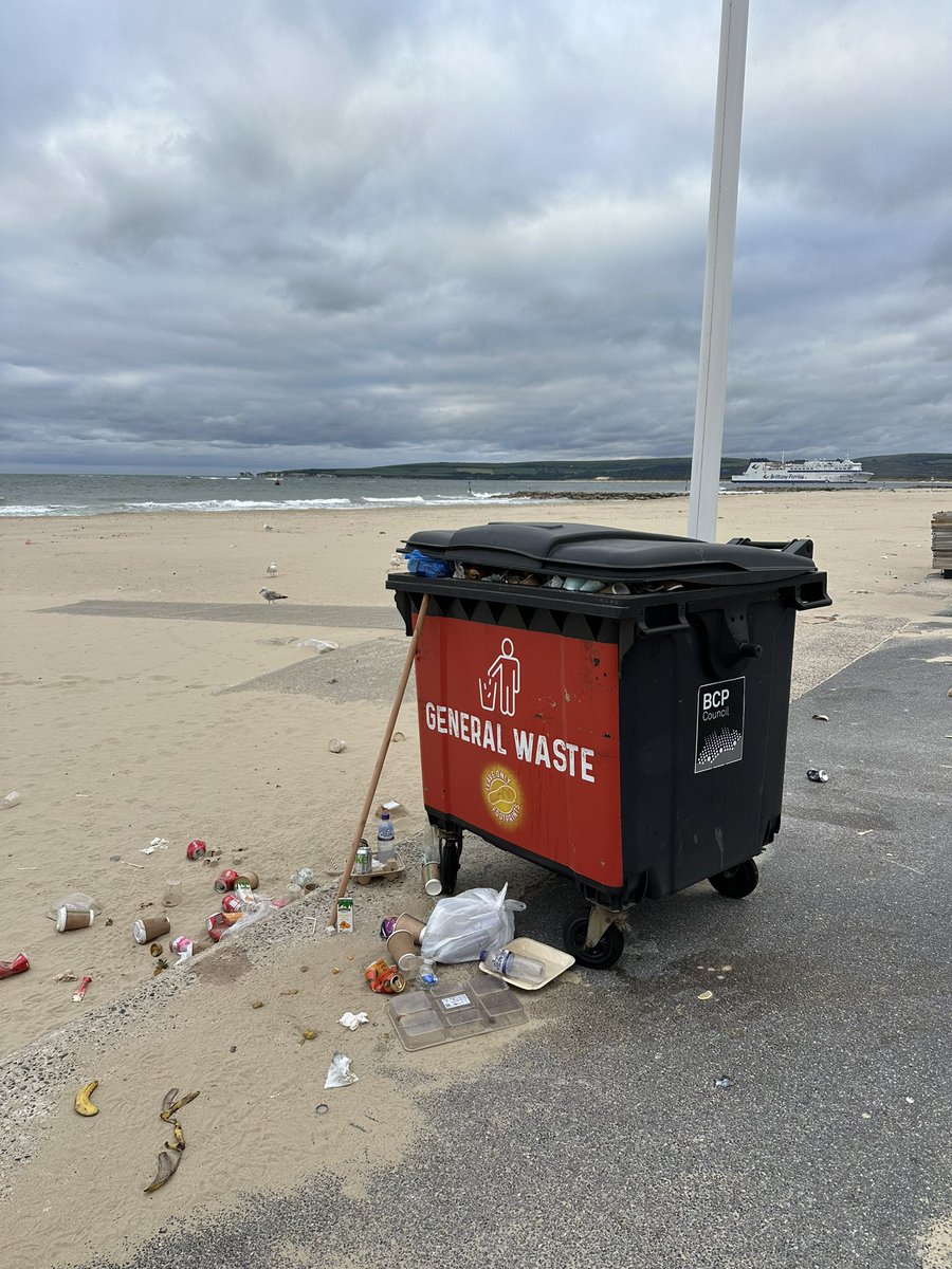 AllenDougallen's tweet photo. @BCPCouncil - what is happening here ? During half term how are you not collecting litter every day. Twice a day! Seagulls have ruined this bin overnight and now you’re lack of public bin collection has caused this on a blue flag beach 😡. #climatechange #sandbanks #poolebeaches https://t.co/cbo1Oz3TvJ