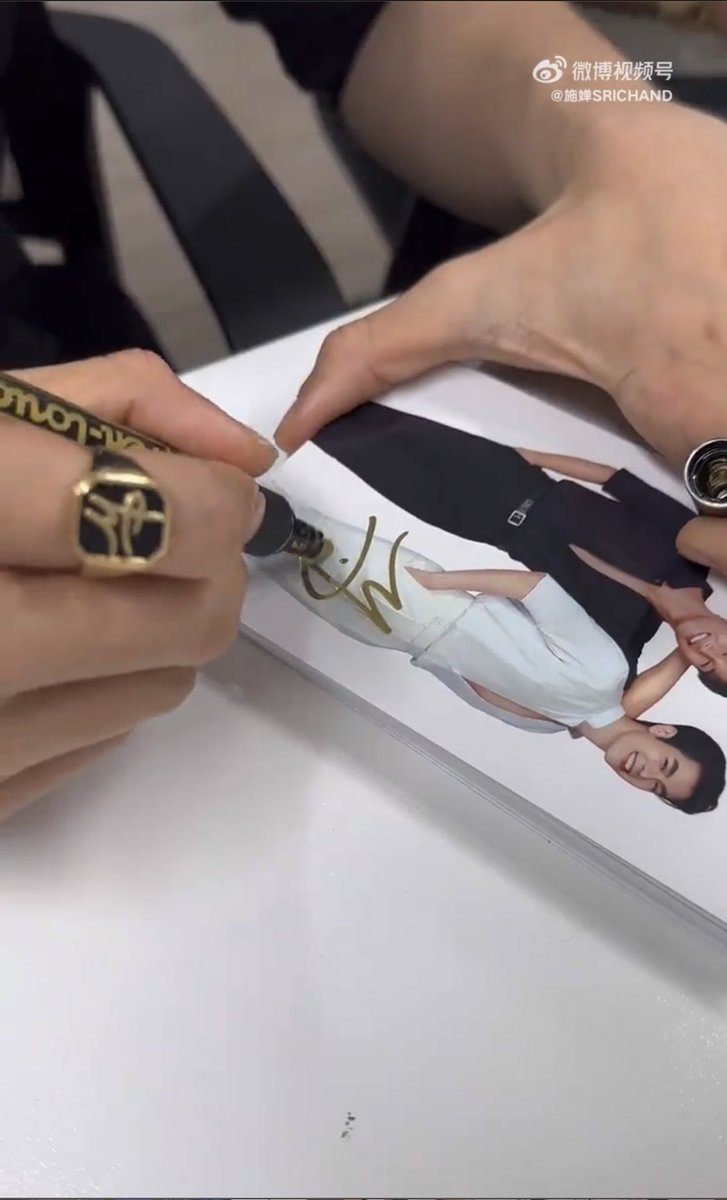 milephak_family's tweet photo. [23.05.31] Weibo : 施婵SRICHAND 

ว้าว….. ของที่ระลึกจากศรีจันทร์พร้อมแล้ว ทุกคนพร้อมยัง 

@milephakphum 
#MilePhakphum 
#GreenyRose 
#SRICHAND1948xMileApo 

🖇️https://t.co/e6KQYigno0… https://t.co/ZqV3DNepCp
