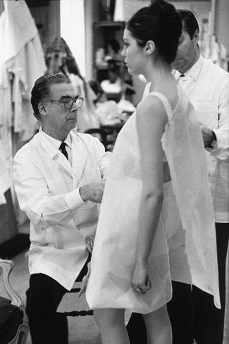 It's disheartening to see the current state of Balenciaga and find almost no trace of Cristóbal's legacy in their collections, unlike Schiaparelli and even Chanel, Balenciaga couldn't keep the signature style of its creator that was a fantastic couturier so admired by his peers.