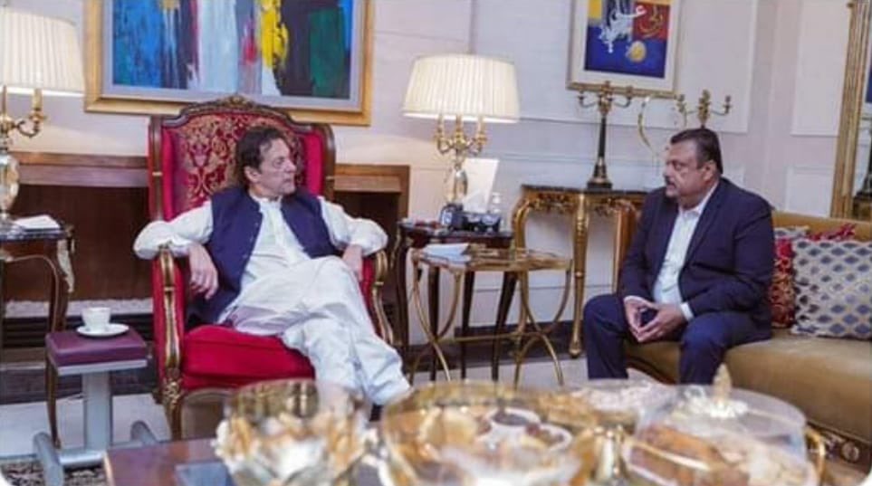 Abbasshabbir72's tweet photo. پاکستان تحریک انصاف امریکہ کے جنرل سیکرٹری سیم خان تین ہفتے ہسپتال میں انتہائی نگہداشت میں رہنے کے بعد زندگی کی بازی ہار کہ اللہ کو پیارے ہو گے۔  مرحوم نیو جرسی امریکہ میں ایک نامی گرامی سوشل ورکر، اچھے بزنس مین اور بڑے ہی محب وطن پاکستانی تھے۔  گزشتہ کئی سالوں سے سیم خان نیو جرسی میں چودہ اگست کے موقع پر جشن آزادی کے حوالے سے بہت بڑی پریڈ کا انعقاد کرواتے تھے۔ جب پی ٹی آئ کی حکومت آئ تو امریکہ پی ٹی آئ کے پہلے جنرل سیکرٹری منتخب ہوے۔  مرحوم ابھی حال ہی میں عمرہ کر کے واپسی میں زمان پارک میں عمران خان سے بھی ملے۔  پاکستان میں ڈینگی کے موذی مرض میں مبتلا ہوے امریکہ واپس آنے کے بعد تین ہفتے ہسپتال میں رہے۔  مرحوم کی نمازِ جنازہ جمعرات کو ظہر کی نماز کے بعد مقامی مسجد میں پڑھائی جائے گی۔  امریکہ بھر سے بڑی تعداد میں لوگوں کی شرکت متوقع ہے۔اللہ پاک سیم خان کی مغفرت کرے ۔