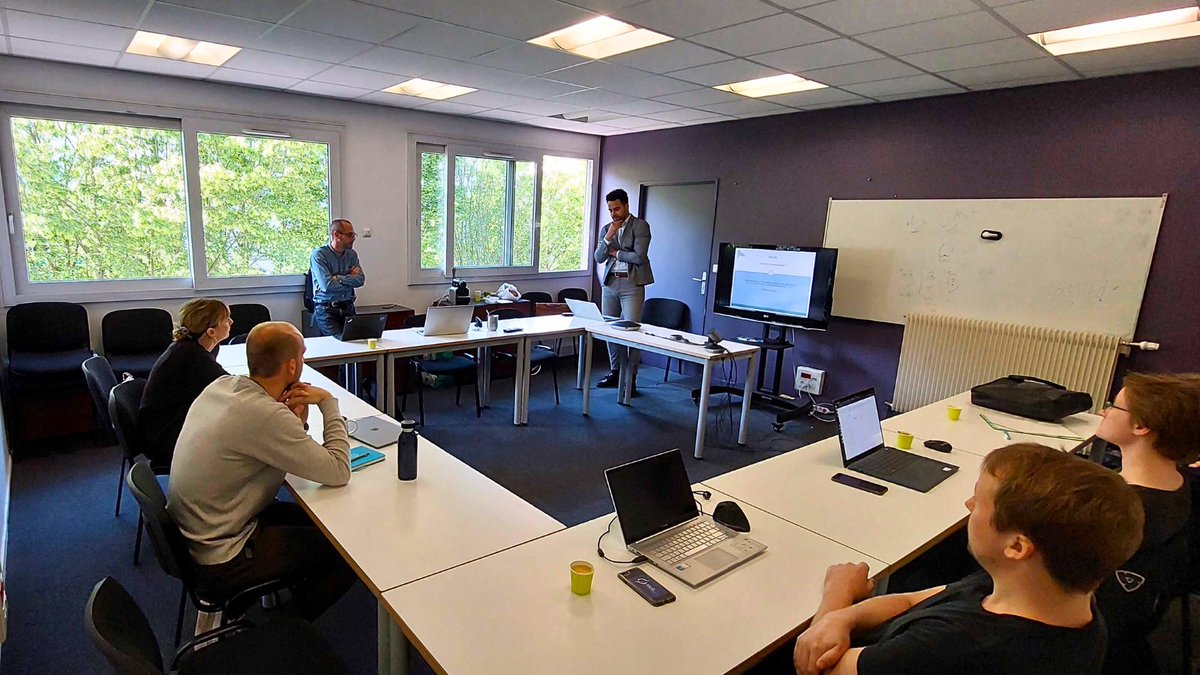 normandieincub's tweet photo. [🥐Petit déj] Hier matin, nos #entrepreneurs ont échangé avec Grégoire de la DREETS Normandie, Gael de la DISSE et un représentant du Ministère de l'Intérieur sur comment lier #innovation et #protectionéconomique ! #servicesdelétat #entreprendre #normandie https://t.co/QEto8oxsuS