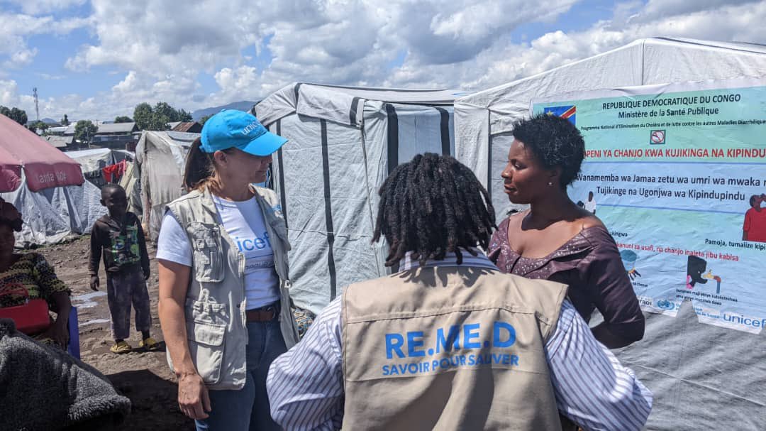 obed_kar_Ak's tweet photo. #NYIRAGONGO : Visite des interventions dans le site de déplacée de Don bosco , @SophieChavanel cheffe de section SBC/C4D de @UNICEFDRC a rencontré le comité du camps , les enfants, femmes et membres CAC.
1/4 https://t.co/KxfQwvFCDb