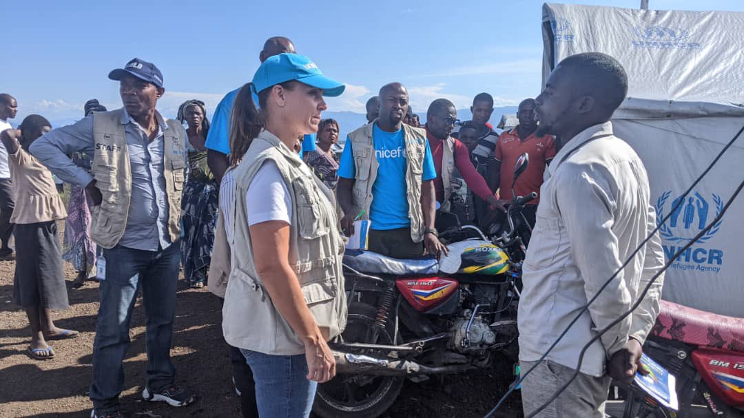 obed_kar_Ak's tweet photo. #NYIRAGONGO : Visite des interventions dans le site de déplacée de Don bosco , @SophieChavanel cheffe de section SBC/C4D de @UNICEFDRC a rencontré le comité du camps , les enfants, femmes et membres CAC.
1/4 https://t.co/KxfQwvFCDb