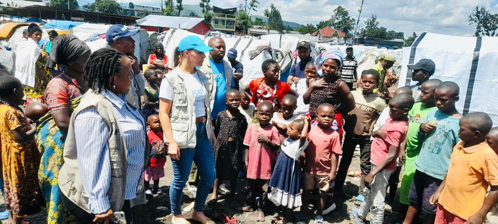 obed_kar_Ak's tweet photo. #NYIRAGONGO : Visite des interventions dans le site de déplacée de Don bosco , @SophieChavanel cheffe de section SBC/C4D de @UNICEFDRC a rencontré le comité du camps , les enfants, femmes et membres CAC.
1/4 https://t.co/KxfQwvFCDb