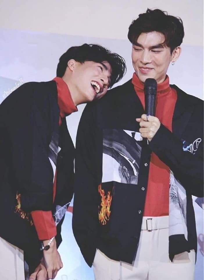 คิดถึงตอนที่มองตากันไม่ต้องพูดอะไรสักคำ
แววตาที่เธอมองฉันบอกให้รู้ว่าเรารักกัน
วันเวลาที่ดีเหล่านั้นเธอจะคิดเหมือนฉันบ้างไหม
อยากให้เธอเป็นคนสุดท้าย คนที่อยู่ด้วยกันกับฉันทุกลมหายใจ และขอแค่เธออย่าปล่อยมือฉัน🌞🌻💛💛
ขอแค่เธออย่าปล่อยมือฉัน
Cr for pic
#หวานใจมิวกลัฟ