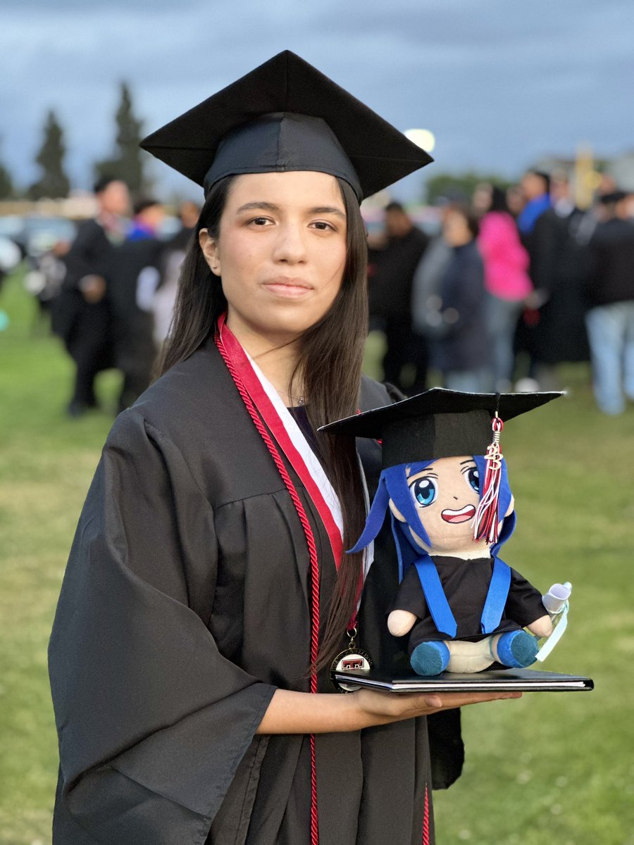 ArtzyJatzy's tweet photo. My graduation photos! 💙🎓  class of 2023! ft.@ItsFunneh plush 
😊 thank you! 🫶🏻
#itsfunneh #krew #kftwt #graduate2023 @RainbowsYT @DraconiteDragon @GoldenGlare_ @Lunar3clispe https://t.co/rTr45pjKMG
