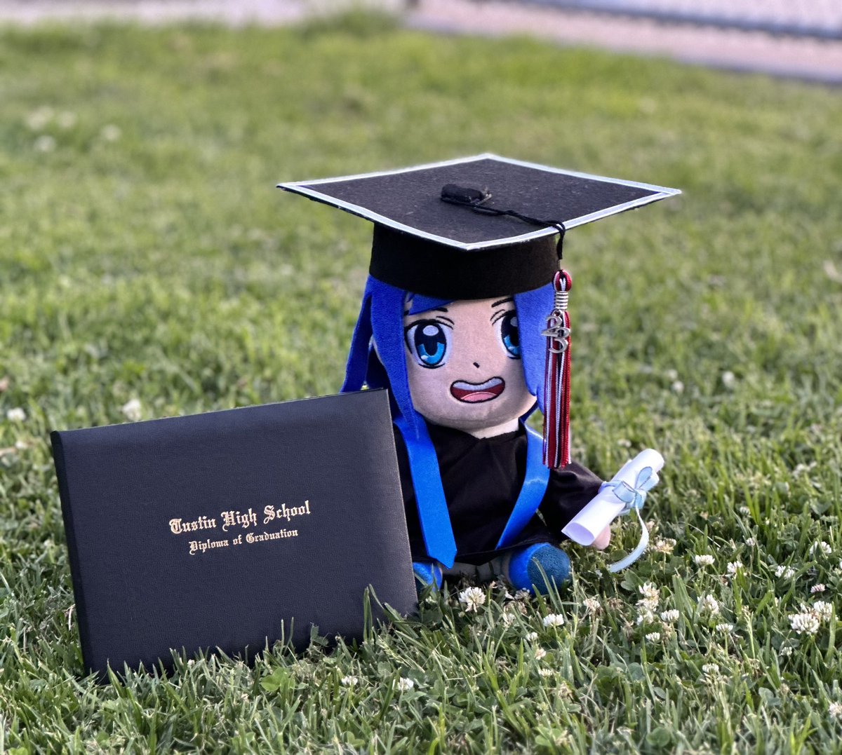 ArtzyJatzy's tweet photo. My graduation photos! 💙🎓  class of 2023! ft.@ItsFunneh plush 
😊 thank you! 🫶🏻
#itsfunneh #krew #kftwt #graduate2023 @RainbowsYT @DraconiteDragon @GoldenGlare_ @Lunar3clispe https://t.co/rTr45pjKMG