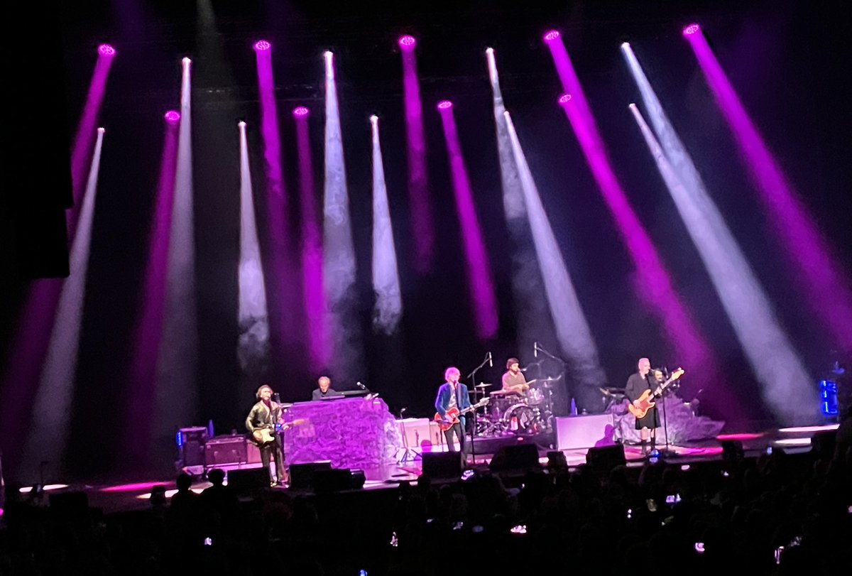 Tonight in Boston at The Wang Theatre/<a href="/BochCenter/">Boch Center</a> for <a href="/CrowdedHouseHQ/">Crowded House</a>’s final night of their tour was superbly superb and much-needed joy. (The quality of my phone photo? Not so much.) 

And Liam Finn as opener? #GoddamnDelightful 

🌟🎸🎙️✨