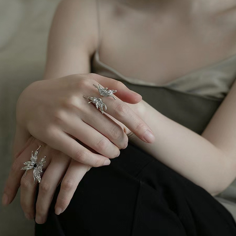 JKRAPPmedia's tweet image. Wow~ There is a butterfly resting on my hand。#openring #Butterflies