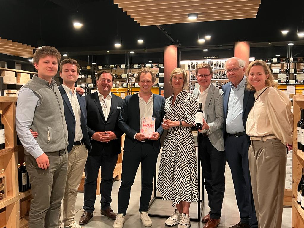 Een mooie avond met #WIJN in boek- en verhaalvorm en in het glas van Artor 🍷🇭🇺 en Chant d'Éole🍾🇧🇪 bij Wijnen De Clerck in Kortrijk!