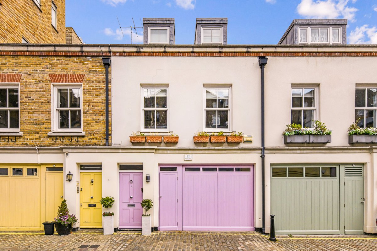 This charming family home is located on a cobbled mews, offering four bedrooms with great proportions over three floors, outside space and a private garage. Click the link to discover more: johndwood.co.uk/properties/172…