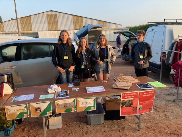 SCOP : Nos élèves, motivés, se sont levés tôt pour installer leur stand au vide grenier de Nécy ce dimanche 28 mai. Le succès a été au rdv puisqu’ils ont vendu presque tout leur stock et reçu un don  pour l’association «on s’étonne contre Huntington ».
Bravo à eux ! <a href="/dsden61/">DSDEN61</a>