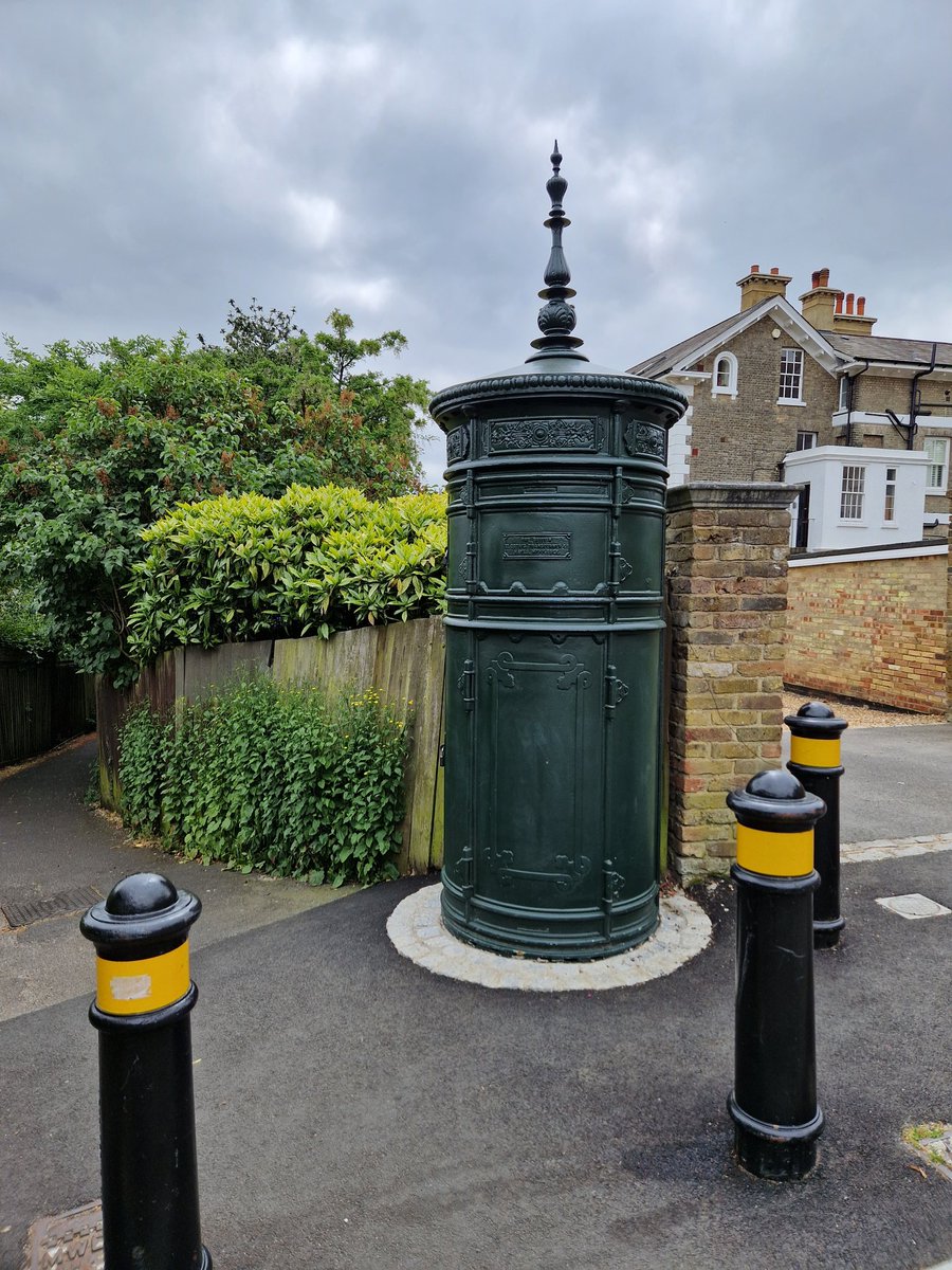 cornish_jack's tweet image. A grade II listed electricity sub-station (a 'Lucy box'), tucked away in a Wimbledon side street.
Top bollard protection.
#LondonHistoryDay
#LoveLondonWalkLondon
#Wimbledon