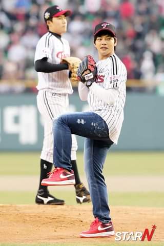 @fullmoonz84 For LG Twins 1st Pitch, #YeoJinGoo always wearing RED NIKE Shoes ❤️❤️❤️