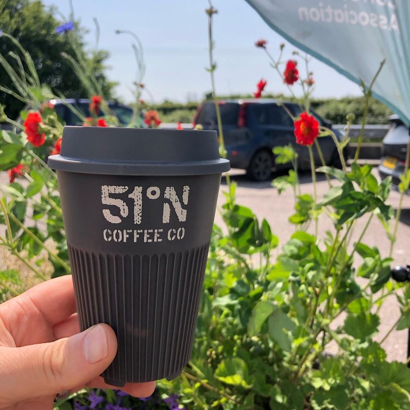 Another brand paving the way towards a waste-free future! 😍 Braunton-based coffee roastery & cafe @51degreesnorthcoffee introduced their very own branded Circular Returnable Cups this week. Learn more: circularandco.com/returnable-cup…