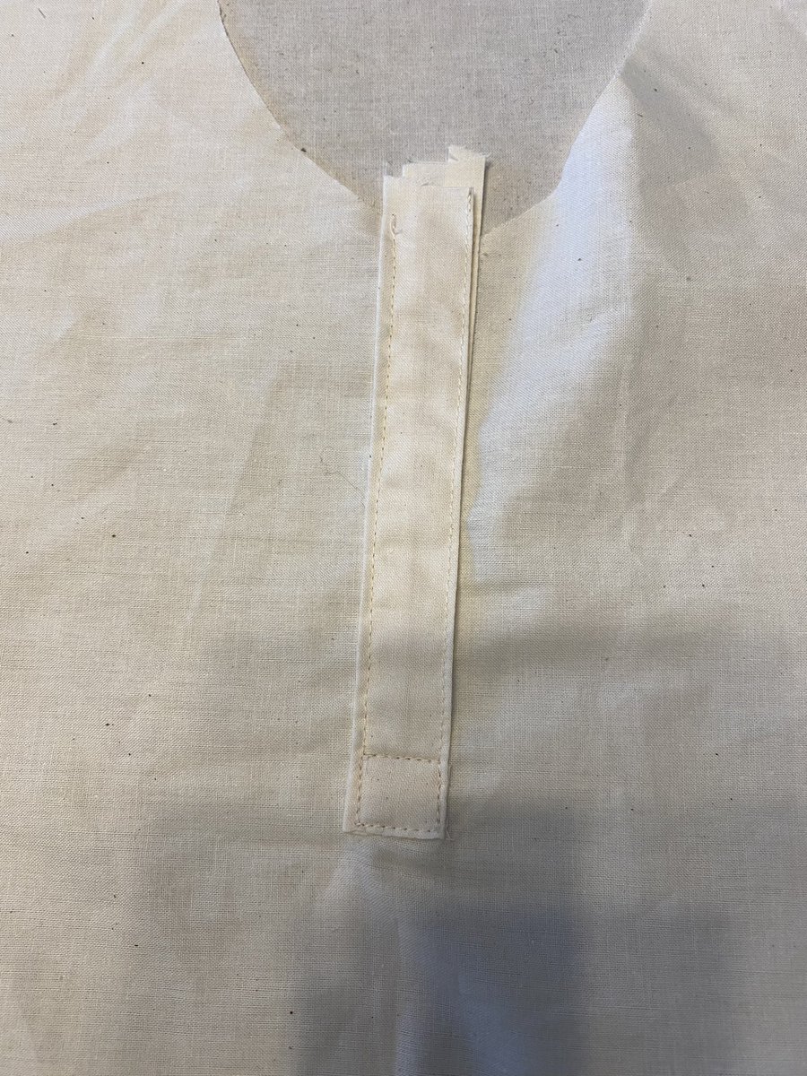 昨日今日で繰り返し短冊あきやってます。ちょっとでも汚くなると納得いかなくてやり直し。ステッチの幅が太くなってしまったもの、なんとなく吊り気味になってしまったもの… https://t.co/S9NvMiLN0k