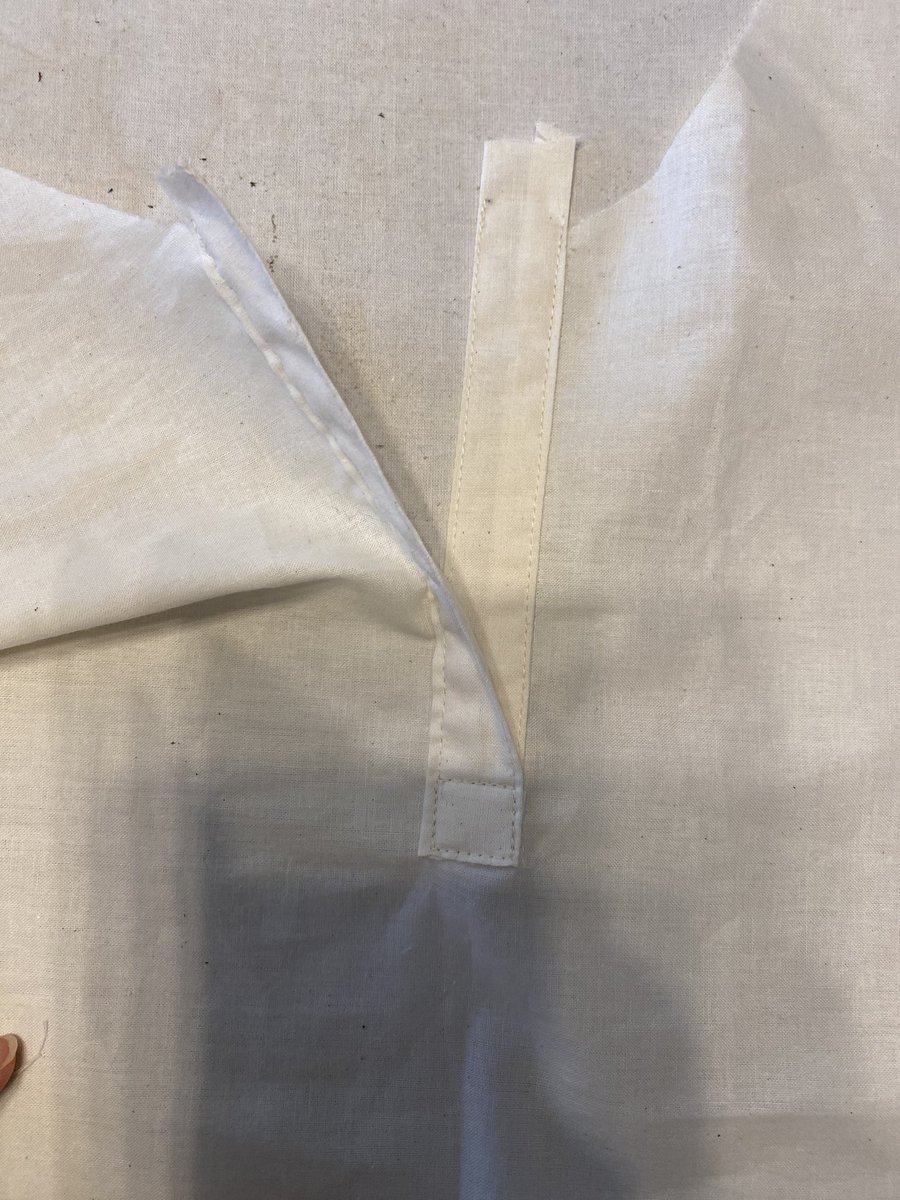 昨日今日で繰り返し短冊あきやってます。ちょっとでも汚くなると納得いかなくてやり直し。ステッチの幅が太くなってしまったもの、なんとなく吊り気味になってしまったもの… https://t.co/S9NvMiLN0k