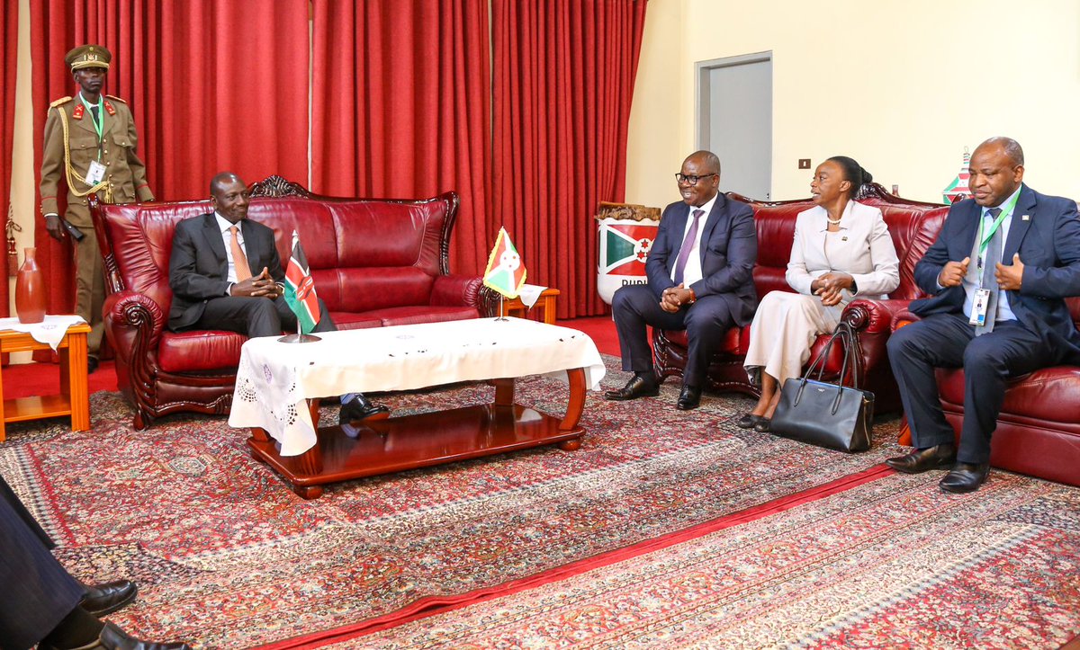 H.E President @WilliamsRuto arrives in Bujumbura, Burundi for the 21st Extra-ordinary summit of the East African Community heads of state

@Terriz_Sam @Tabbykanyungu
@Maryiana96 @MuchiriGichuri
