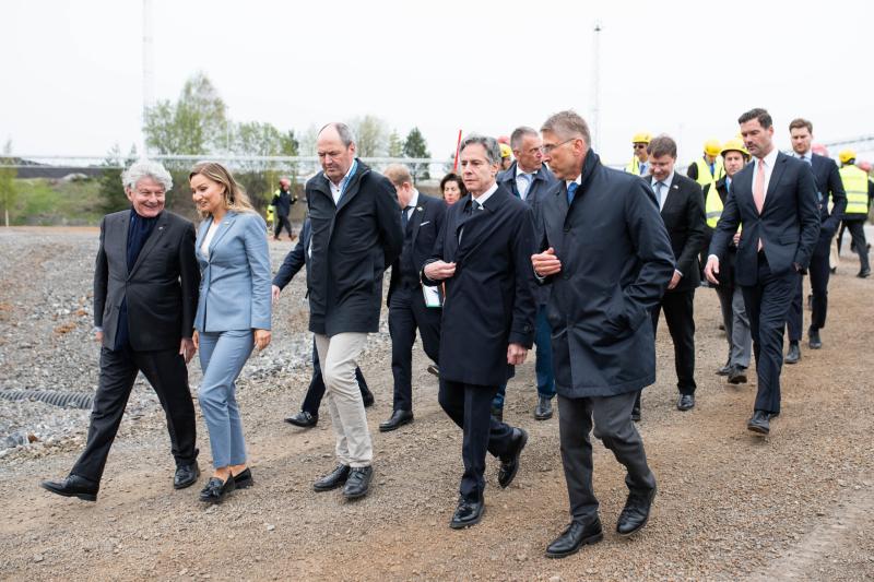 Honoured to host @SecBlinken and @EU_Commission at our @hybrit_project plant in #Luleå. Thrilled by their interest in our #GreenTransition and #CRM for EU self-sufficiency. #Chalmers survey highlights the need for our recent #REE discovery: bit.ly/3WGqJ6E