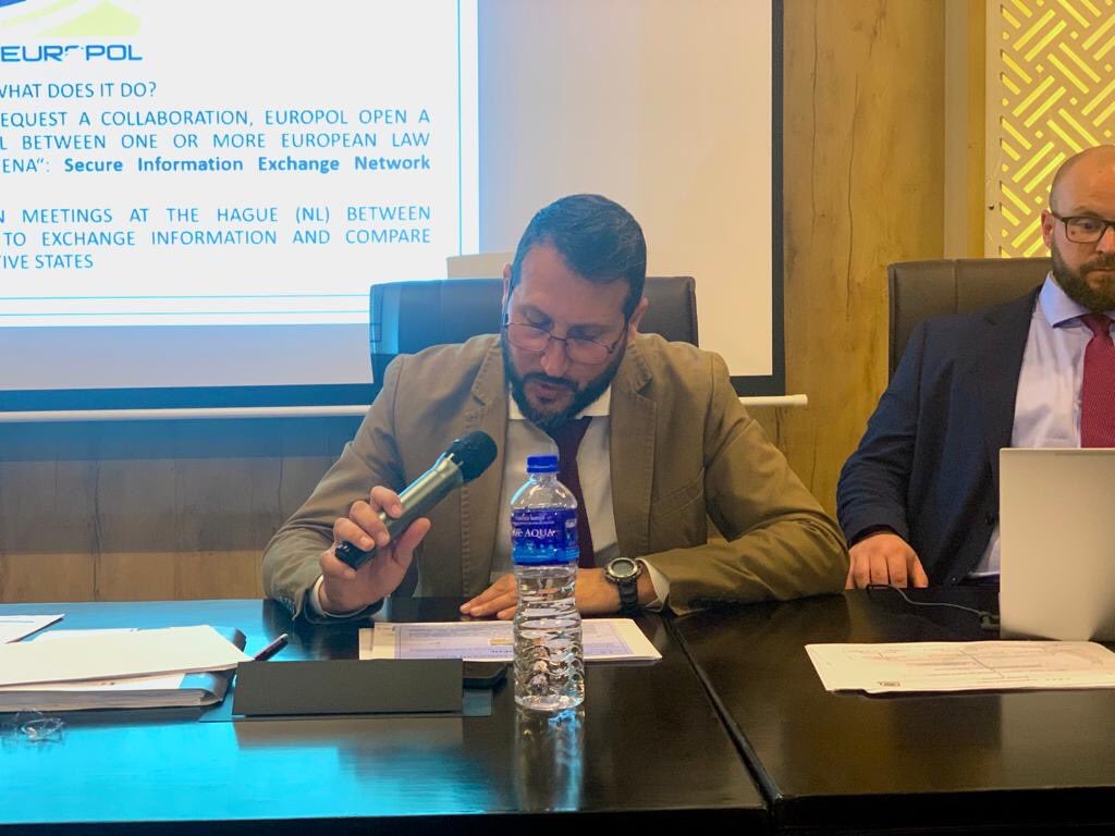 UNODC_WCAfrica's tweet image. 🇬🇲 Gambian #LEAs and 🇮🇹 Italian #DCSA discuss about interagency info sharing, police databases, coordination w/ #JudicialAuthorities, &amp;amp; #InvestigationTechniques on Day 2 of #OCWAR-T workshop “Coordinated Law Enforcement Investigations &amp;amp; Use of Intelligence in Illicit trafficking”