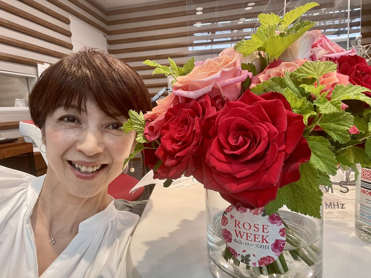 ana_junko's tweet photo. OAでご紹介しましたが…何と美しい😍
#6月2日はローズの日
ただいま #ROSEWEEK ということで
OA前に
いつもお世話になっている
野口生花の野口さんが
こんなに美しいバラを持って来て下さいました❣️
幸せの香り❤️
幸せホルモン
オキシトシン
セロトニン
出まくりです😄😆
あ〜幸せ❤️
#DREAMSFM https://t.co/b0mlQlTwzO