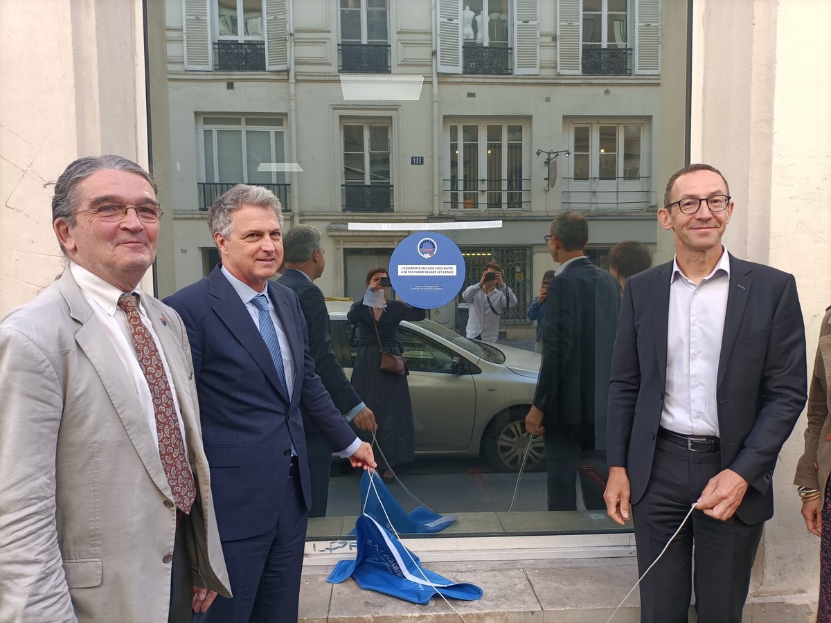 #journeemondialesanstabac inauguration d'Espaces sans tabac devant les 14 centres <a href="/CPAM_75/">Assurance Maladie de Paris</a> avec <a href="/RLe_May/">Raynal Le May</a> <a href="/FVauglin/">François Vauglin</a> @Liguecancer75  <a href="/ARS_IDF/">ARS Île-de-France</a>  Dénormaliser le tabagisme, amener les fumeurs à s'interroger sur leur consommation et les accompagner vers l'arrêt. Bravo à <a href="/CPAM_75/">Assurance Maladie de Paris</a> !