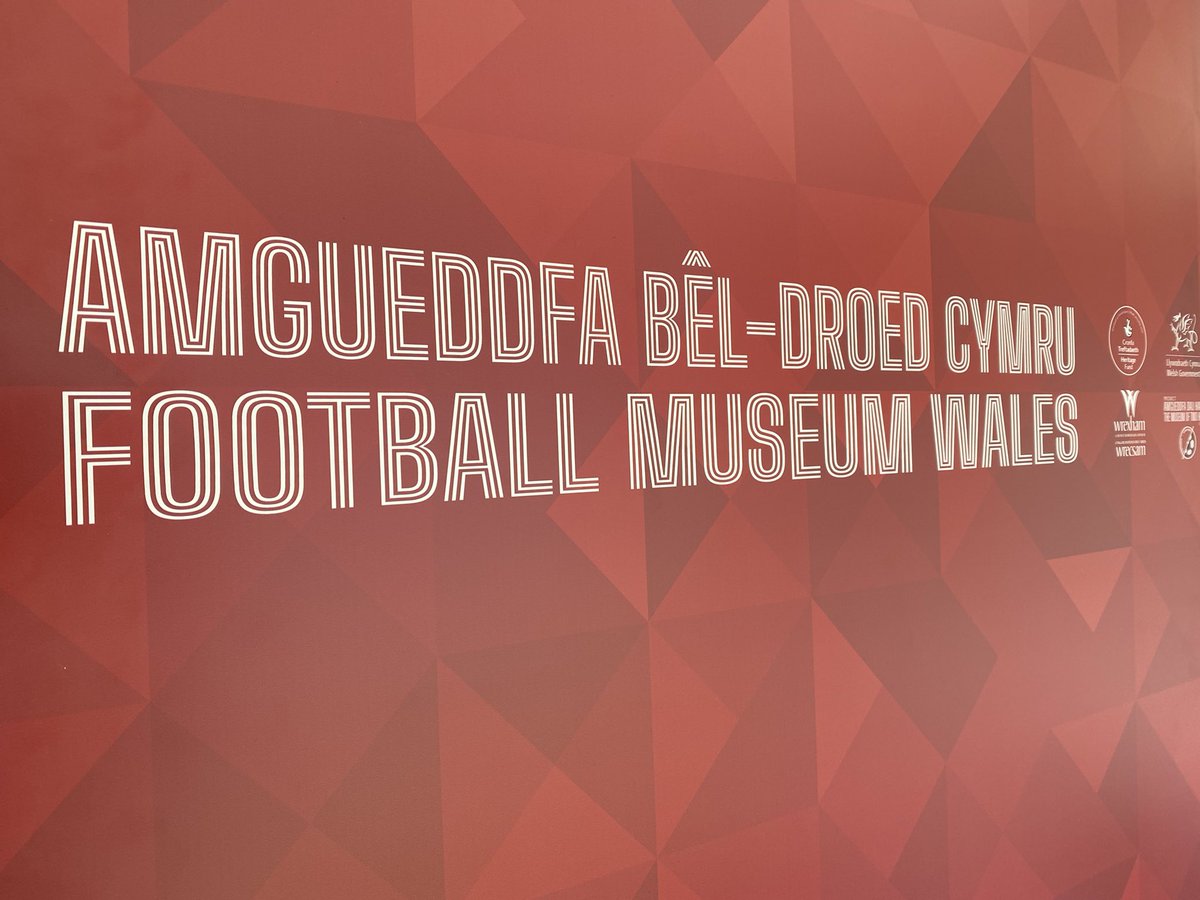 ShonLewisFMoW's tweet photo. Bore prysur arall ar faes yr @Urdd. Newydd gwrdd a gwr a chwaraeodd gyda Mel Charles ac Ivor Allchurch.

Another busy morning at the Eisteddfod. Just met a gentleman who shared the pitch with Mel Charles and Ivor Allchurch in his youth!!

#Straeon  #Stories https://t.co/vx6KzMMXFF