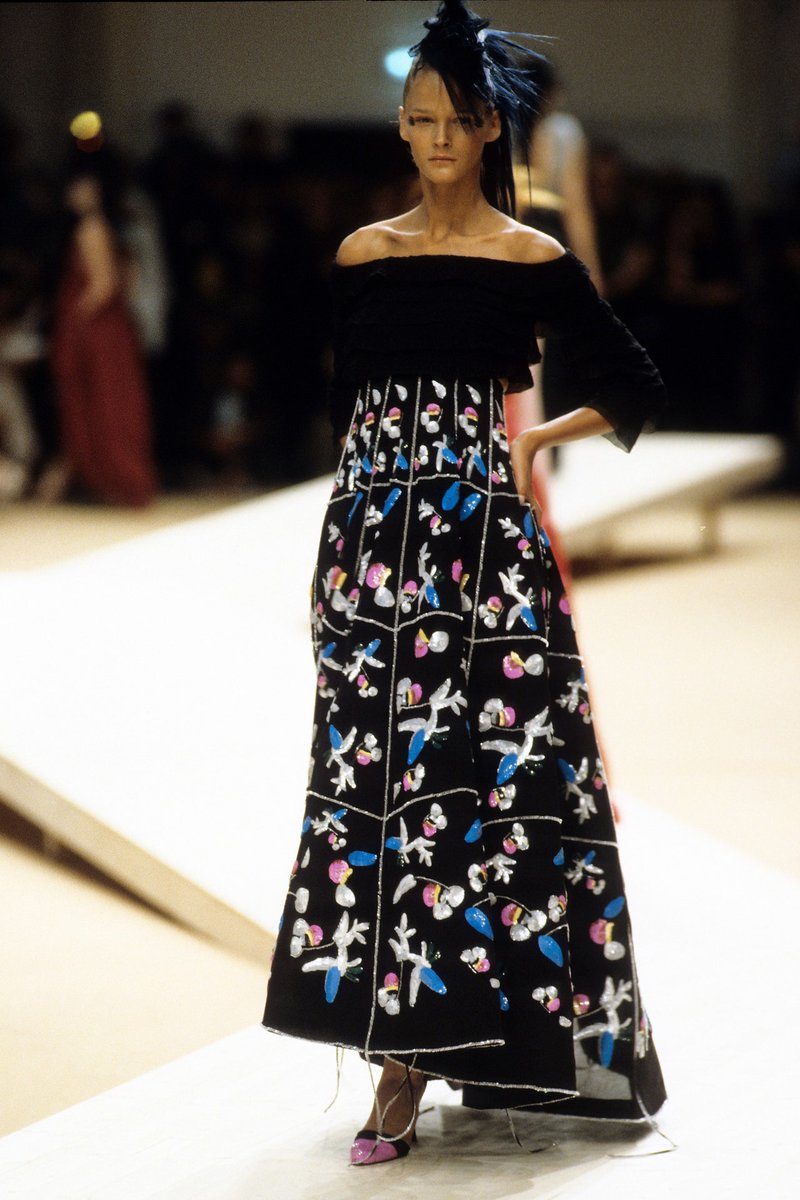 francarabias's tweet image. Terminando mi repaso por el @CHANEL de los años 90 con la colección Otoño 1999 Alta Costura.

Nueva entrada en mi #blogdemoda #EnlaZonaF

CHANEL, AÑOS 90 / (Y 14) OTOÑO 1999 ALTA COSTURA enlazonaf.blogspot.com/2023/05/chanel…

#CHANEL #KarlLagerfeld 
#FranciscoCarabias #francarabias