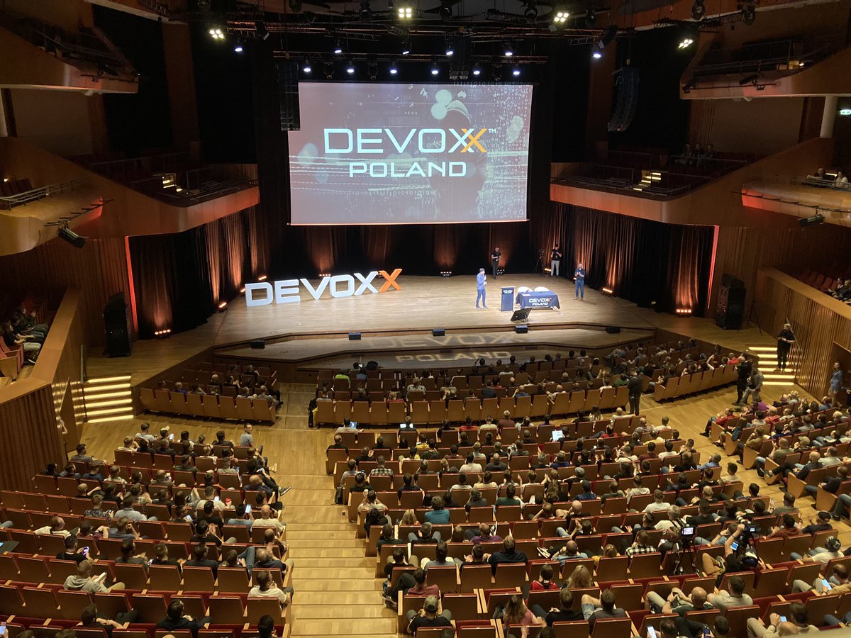 Devoxx's tweet photo. Devoxx Poland in full swing  #Enjoy
📷 Grzegorz Lato | Sven Peeters | Olimpiu Pop https://t.co/FL3OTQLEI5