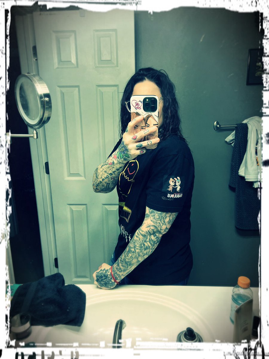 RaeZurB's tweet photo. Custom shirt that I had made as a prototype for the @officialFBUS admins during the US Tour fan booms… impressed with the quality, fit and the feel of the shirt… #FreenBeckyWithUS🇺🇸 #FBUSFanBoomTour 💥 https://t.co/1g24mc0dny